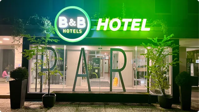 Ulaz u hotel u večernjim satima