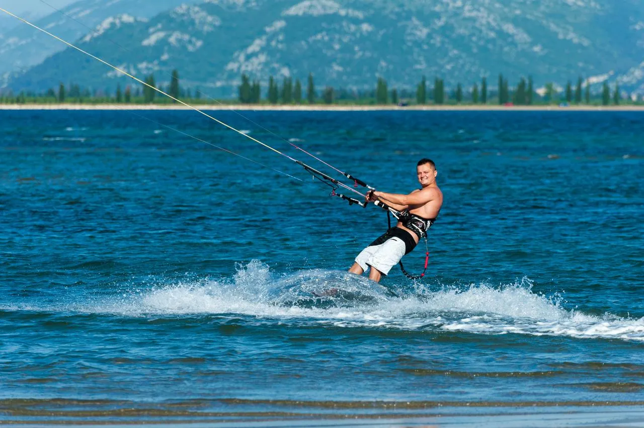 Ples šarenih zmajeva - Kitesurfing — fotografija 1 od 12
