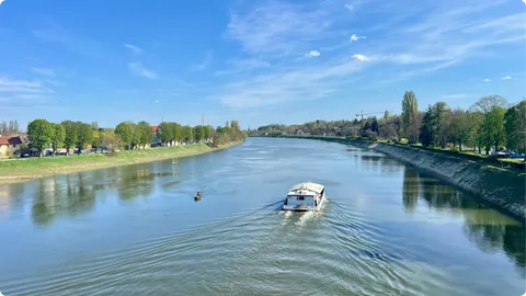 Pogledi s mosta su uvijek fascinantni, pogotovo kad se dogodi brodić ispod – Kupa