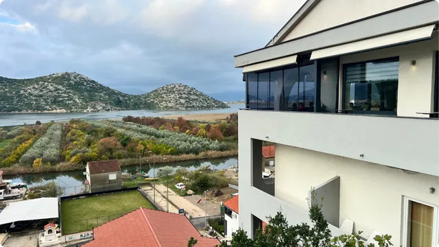 Iz hotelskog bara, ali i iz većine soba, pruža se predivan panoramski pogled