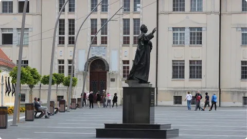 Spomenik Josipa Jurja Strossmayera ispred katedrale Sv. Petra