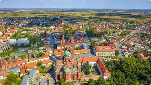 Pogled iz zraka na katedralu i Đakovo