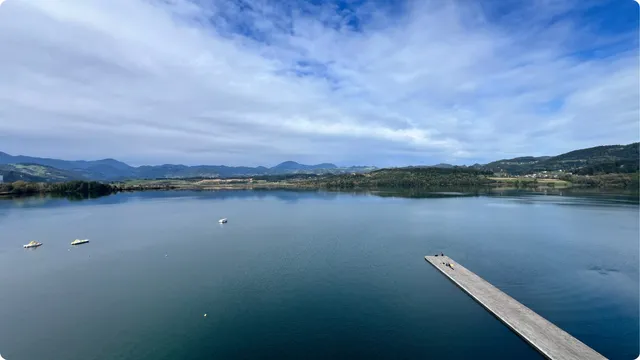 Pogled na Velenjsko jezero s vidikovca Vista Park