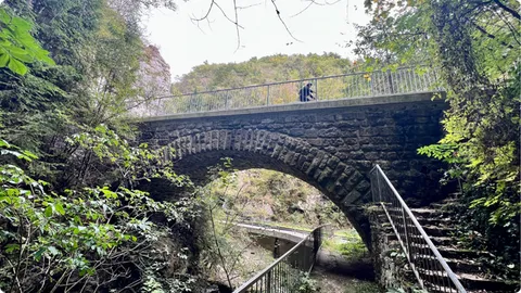 Pogled iz ulaza u Hudu luknju prema mostu