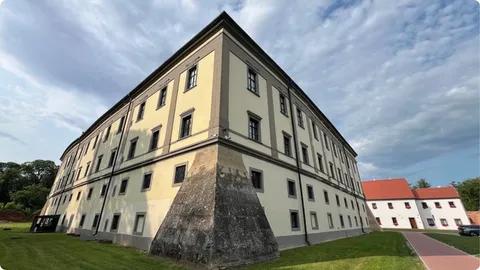 Pogled na dvorac iz Perivoja Zrinskih