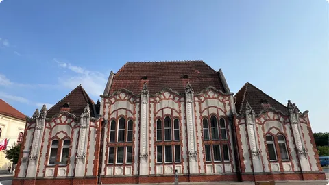 Trgovački kasino, danas poznat i kao Dom sindikata, je značajna povijesna građevina na samom Trgu republike