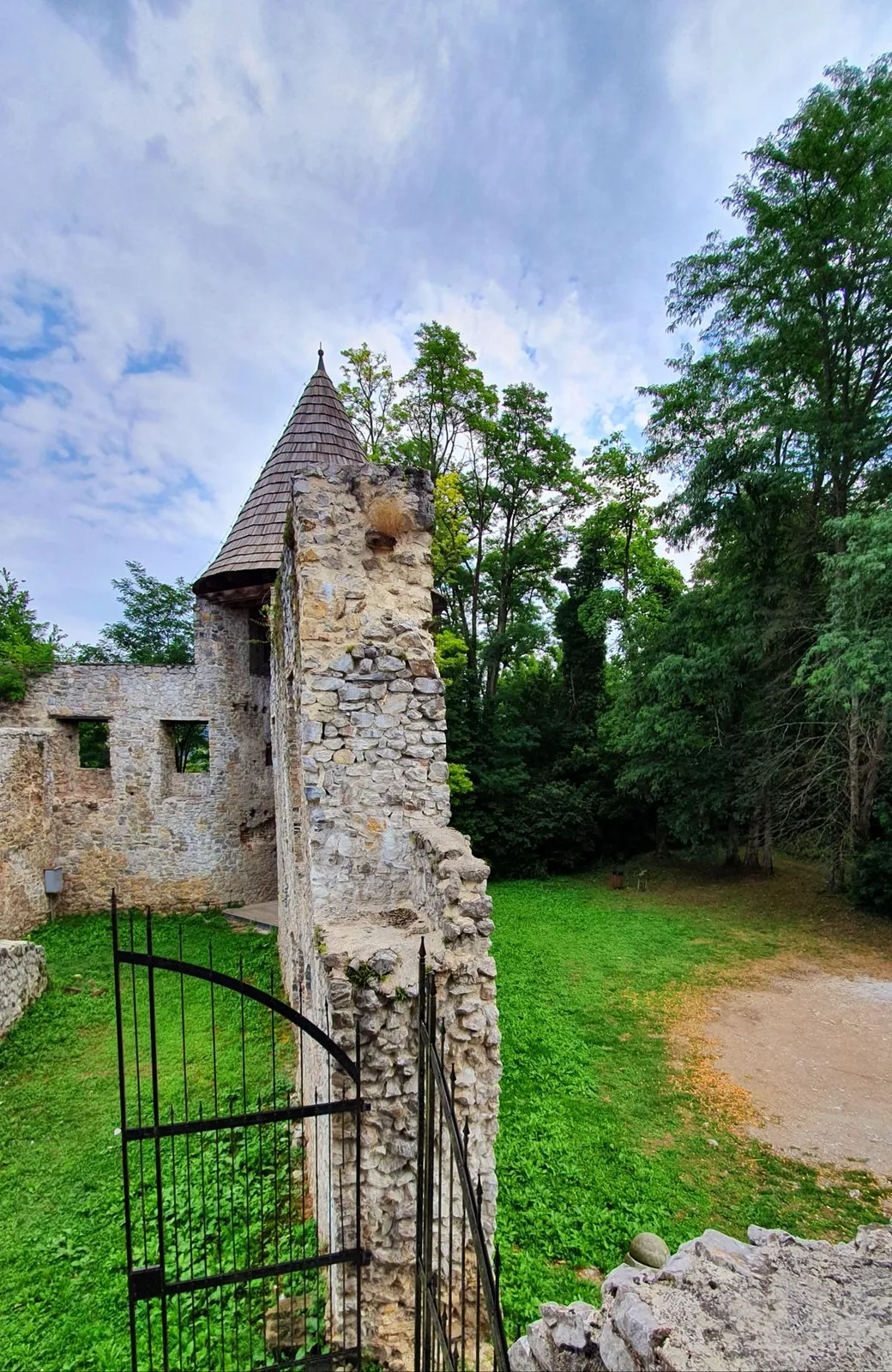 Dvorac Novigrad na Dobri — fotografija 1 od 16