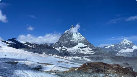 Pogled na Matterhorn (Tobleronu) s Matterhorn Glacier Paradisea