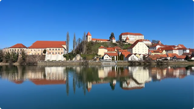 Pogled na Ptuj s šetnice uz Dravu