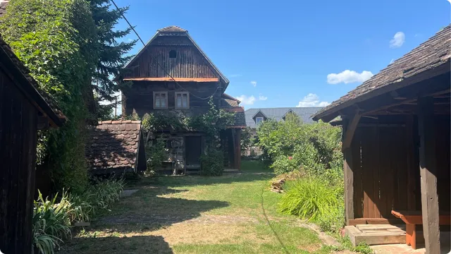 Pogled na dvorište i jedan od čardaka