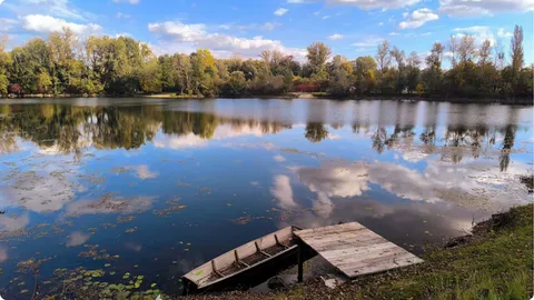 Drveni mol i stari čamac daju posebnu čar ovoj divnoj prirodi