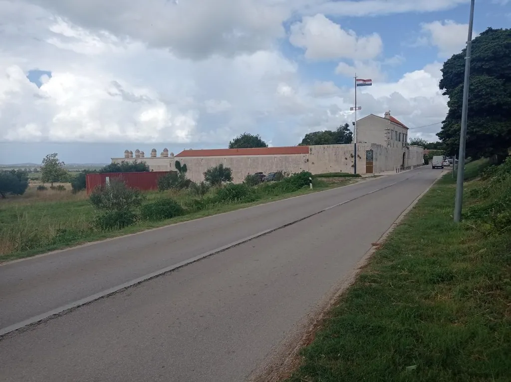 Kraljevski grad Vrana i Maškovica Han