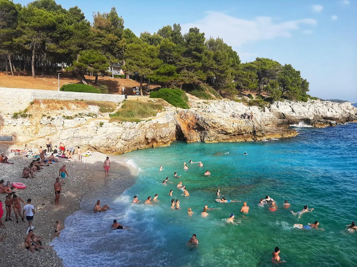 Havajska plaža, Pula — fotografija 1 od 3