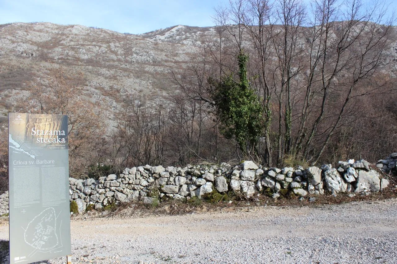 Stećci kod crkve sv. Barbare u Konavlima — fotografija 1 od 13