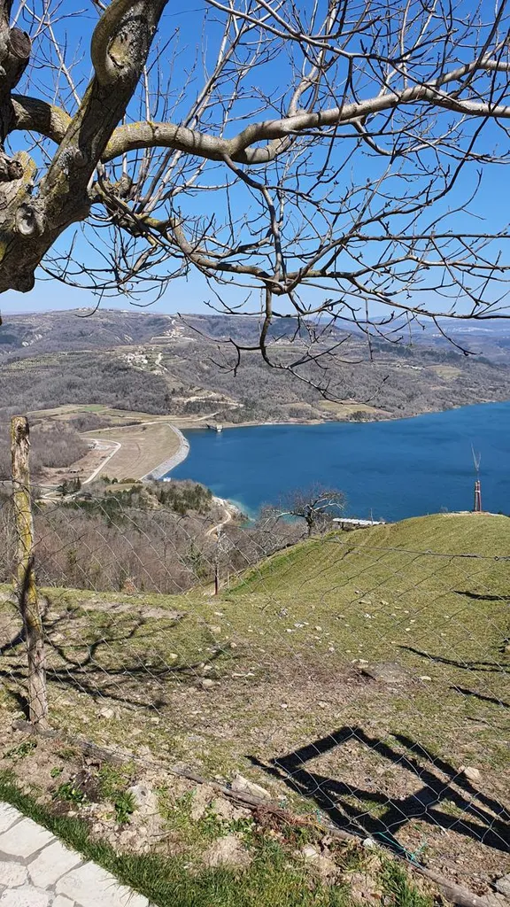 Pogled na akumulaciono jezero Butoniga
