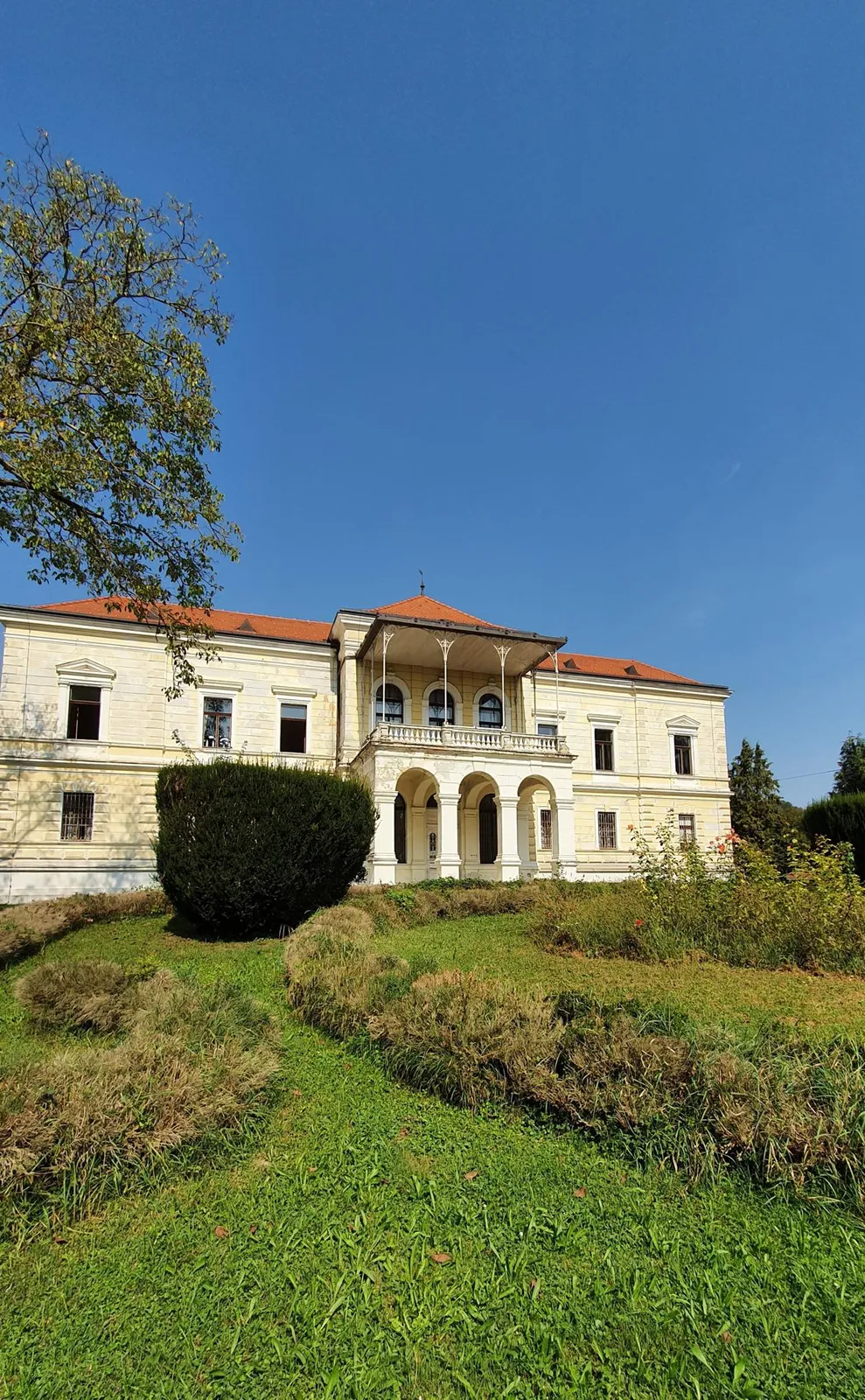 Dvorac Laduč — fotografija 1 od 4