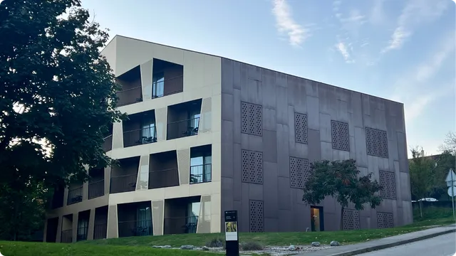 Nakon opuštanja na bazenima i u saunama, užitak je sjesti na balkon modernog smještaja Hotela Well