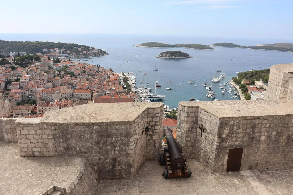 Tvrđava Fortica - povijesna utvrda s pogledom na grad Hvar