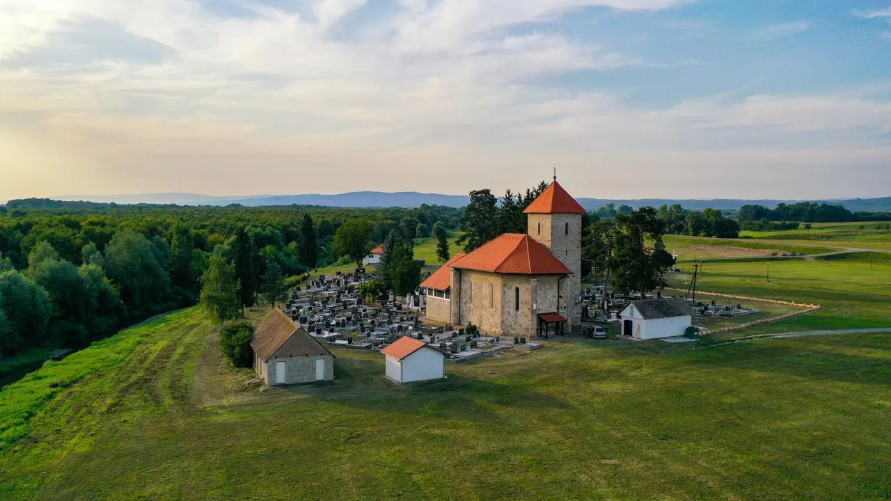 Crkva Velike Gospe Kloštar - Slavonski Kobaš — fotografija 1 od 6