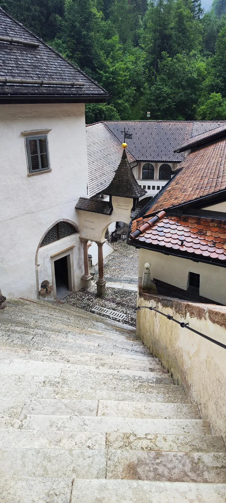 San Romedio - samostan s prekrasnom okolicom — fotografija 1 od 19