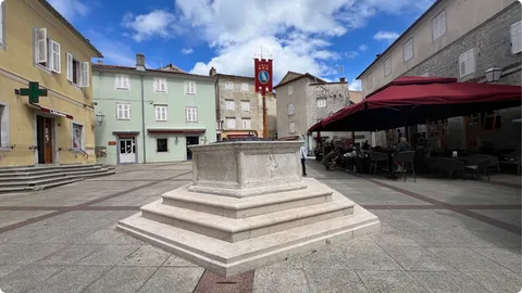 Dok pijete kavicu na glavnom trgu, ispod vas je arheološko nalazište crkve i groblja