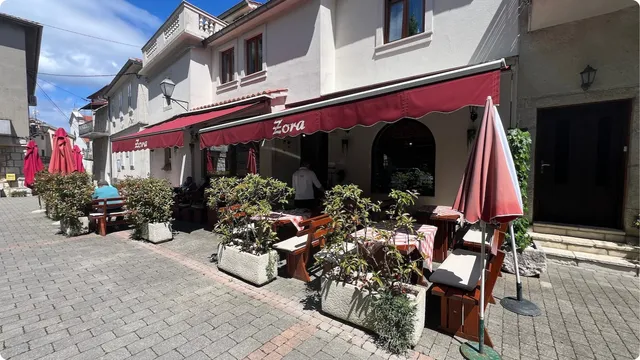 Konoba se nalazi na samom trgu u strogom centru gradića