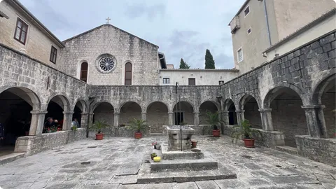 Košljun – dvorište samostana