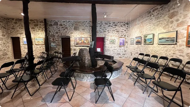 Galerija TOŠ – stari toš u sredini galerije